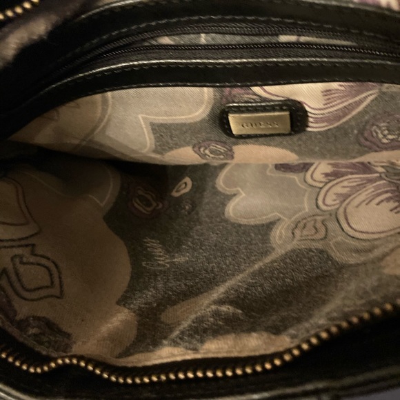 Black leather guess clutch/wristlet - Picture 4 of 7